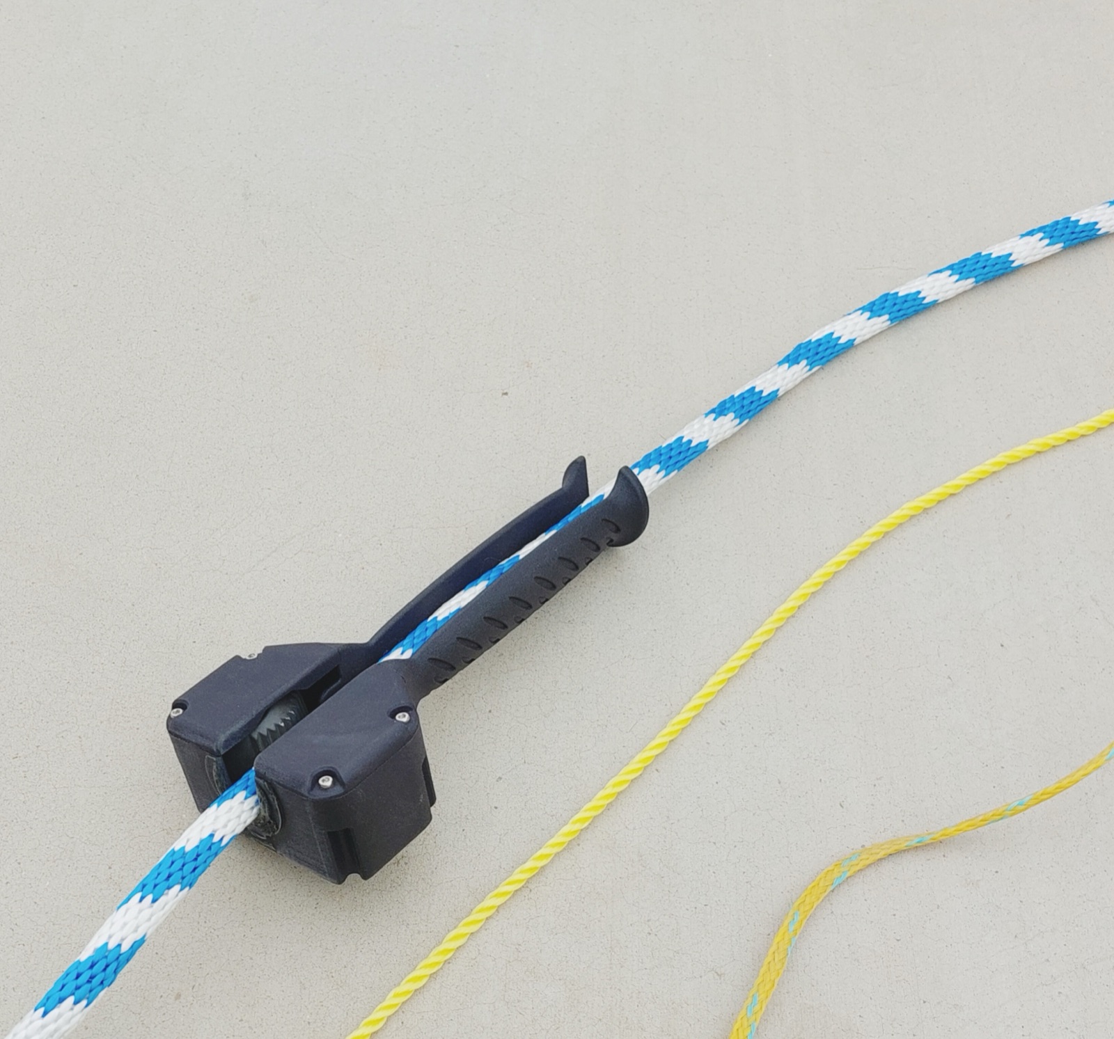 Rope Cobra product display showing the dual opposing-cam mechanism